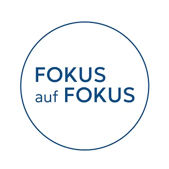 Logo «Fokus auf Fokus»: blaue Schrift in einem dünnen Kreis